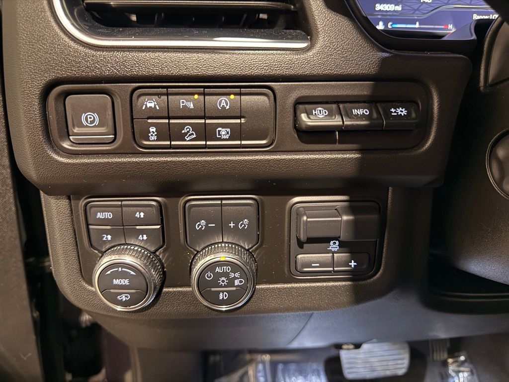 2024 GMC Yukon AT4 - Photo 18