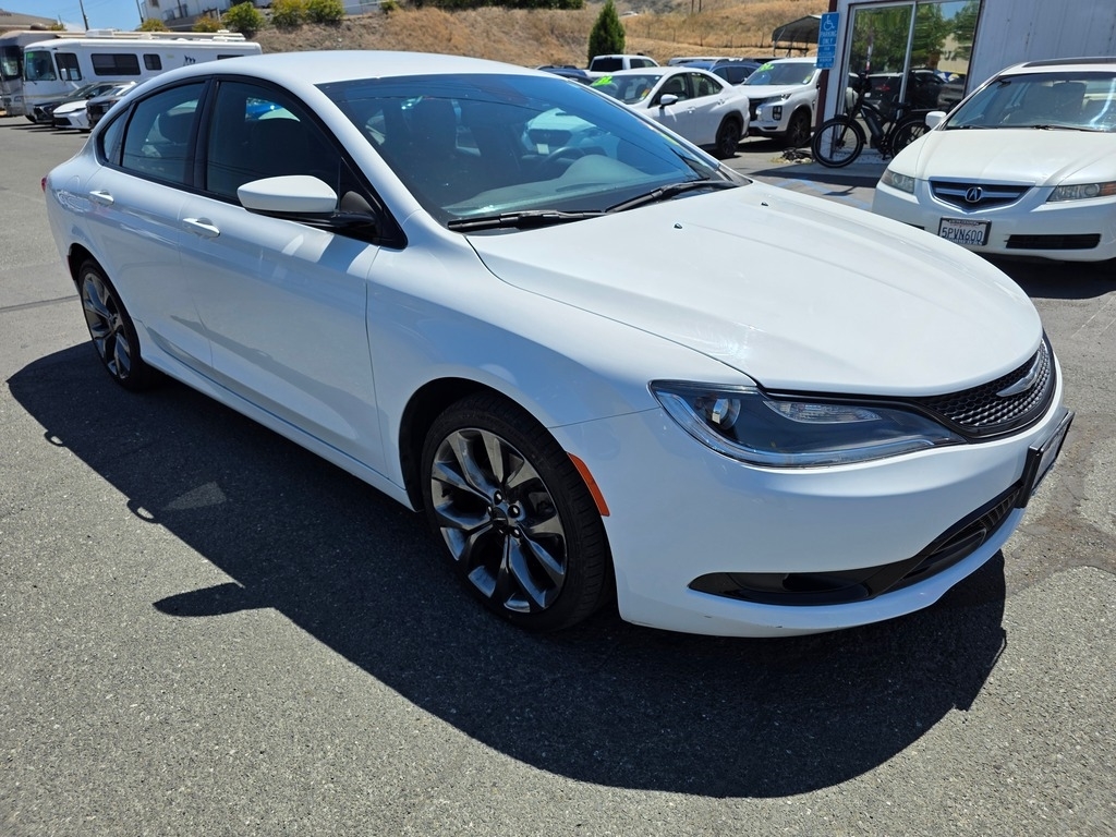 2016 Chrysler 200 S's photo