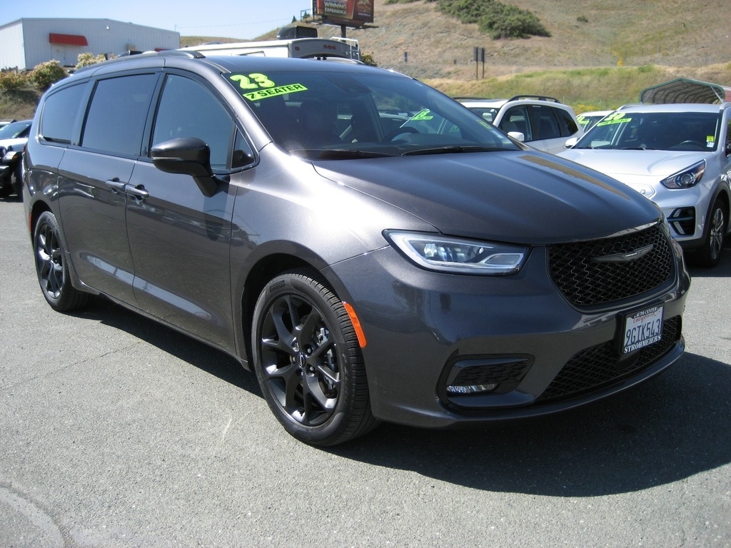 Used 2023 Chrysler Pacifica Touring L with VIN 2C4RC1BG1PR512400 for sale in Lakeport, CA