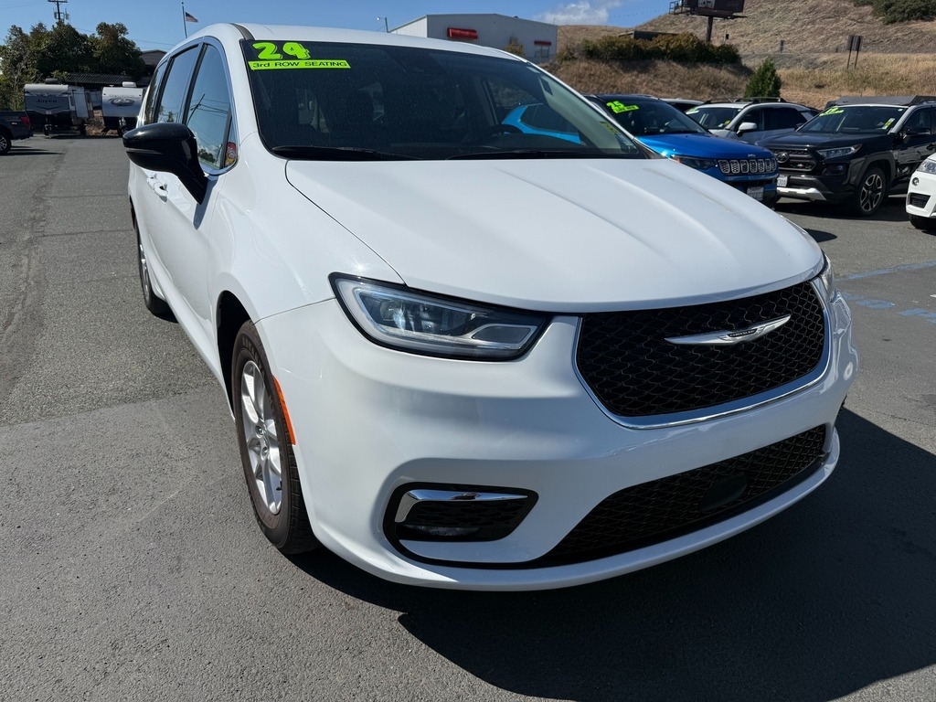 2024 Chrysler Pacifica Touring L's photo
