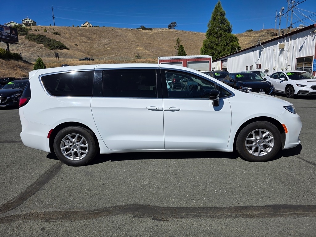 2024 Chrysler Pacifica Touring L - Photo 9