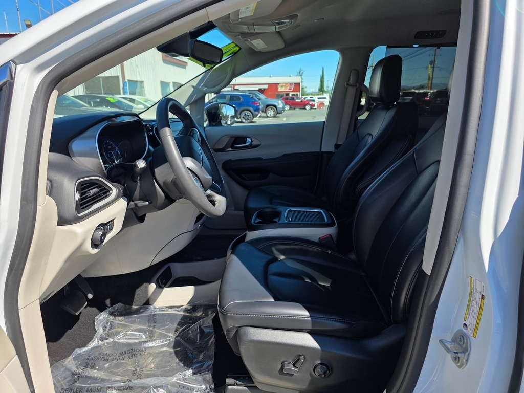 2024 Chrysler Pacifica Touring L - Photo 10