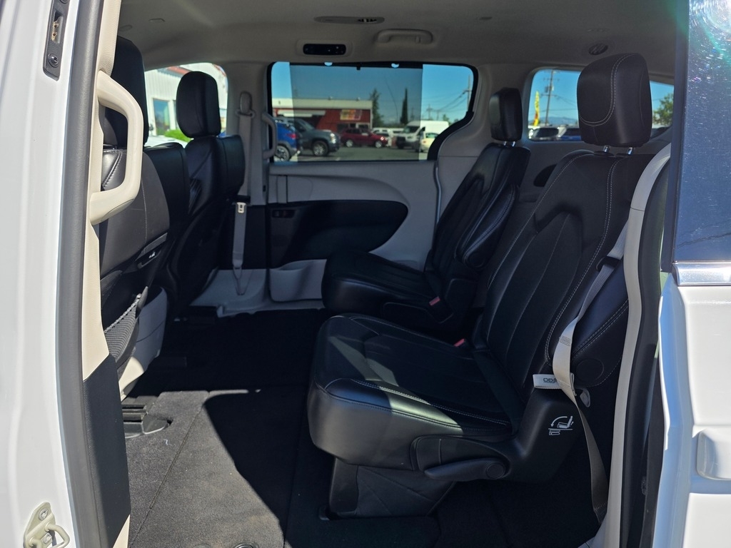 2024 Chrysler Pacifica Touring L - Photo 11