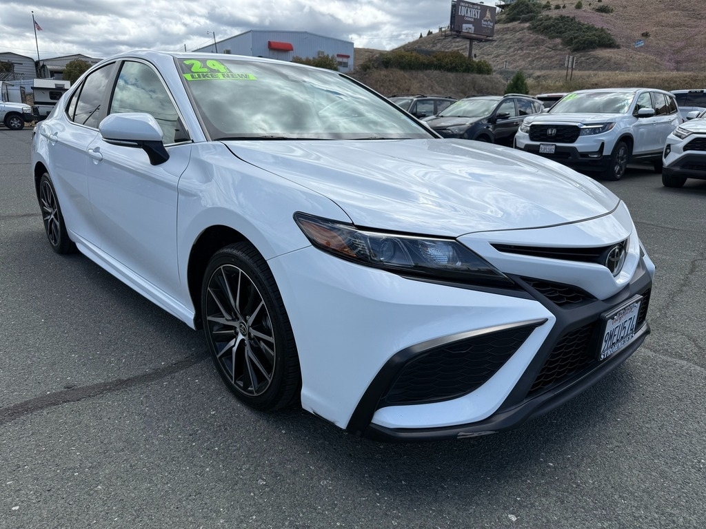2024 Toyota Camry SE's photo