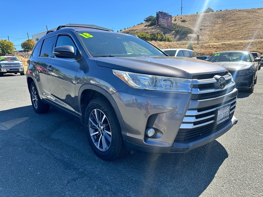 Used 2018 Toyota Highlander XLE with VIN 5TDKZRFH0JS535652 for sale in Lakeport, CA