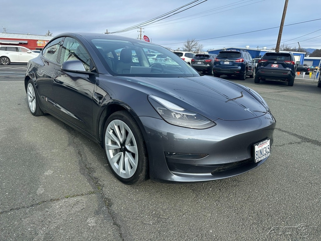 The 2021 Tesla Model 3 Standard Range Plus photos