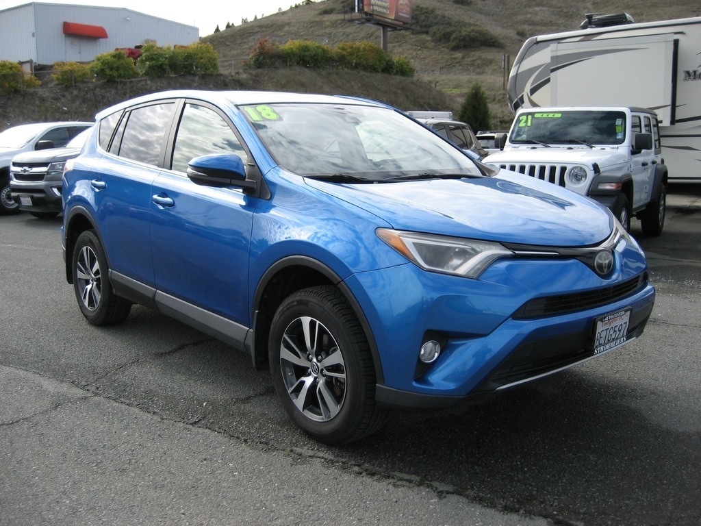 Used 2018 Toyota RAV4 XLE with VIN JTMWFREV4JJ740891 for sale in Lakeport, CA