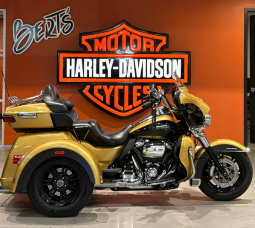2017 Harley-Davidson® Trike FLHTCUTG - Tri Glide Ultra V Twin 1753.4