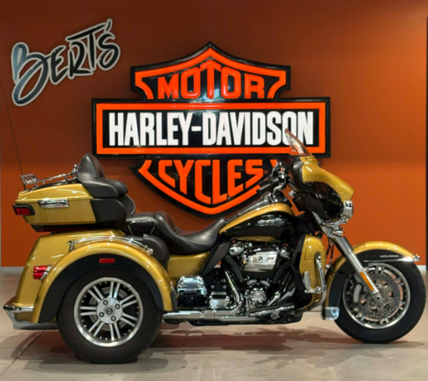 2017 Harley-Davidson® Trike FLHTCUTG - Tri Glide Ultra V Twin 1753.4