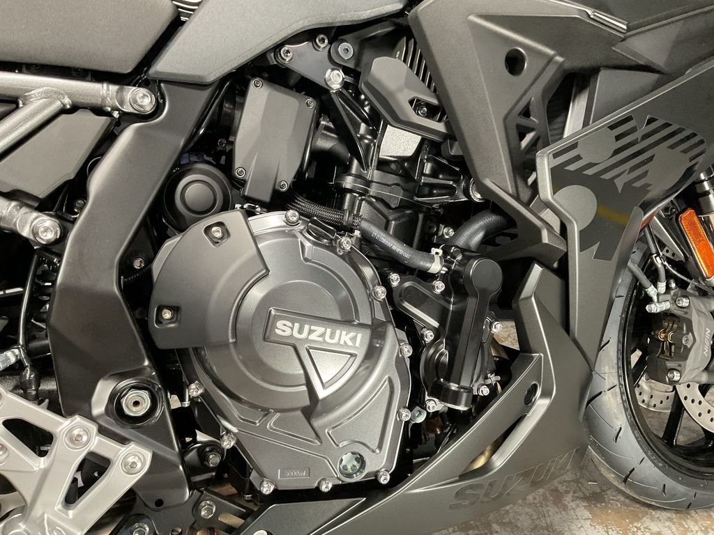 2025 Suzuki GSX800FRQM5  15