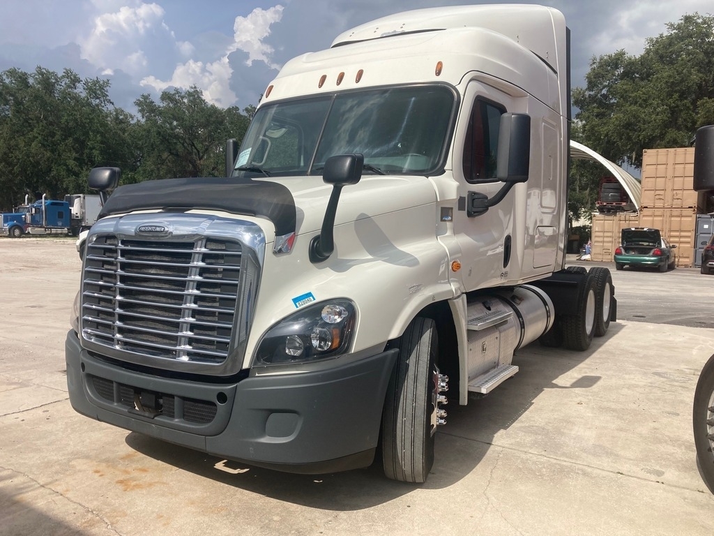 2017 Freightliner Cascadia Mid Roof Cascadia