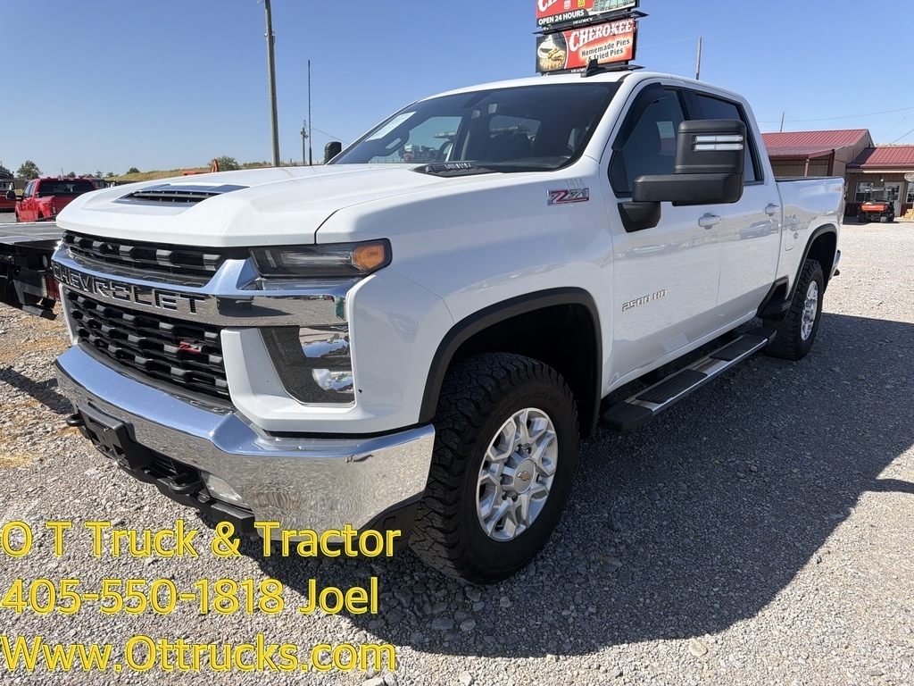 Summit White 2022 Chevrolet Silverado 2500HD Pickup Truck Four-Wheel Drive 