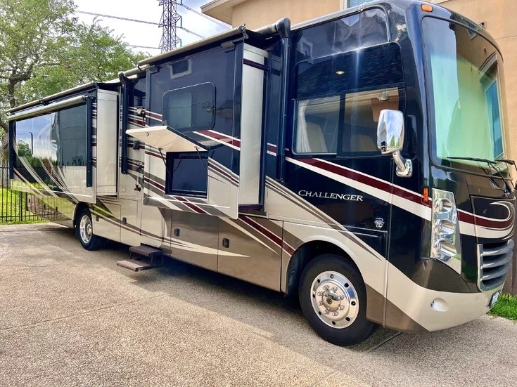 2014 Thor Motor Coach Challenger 37KT V10