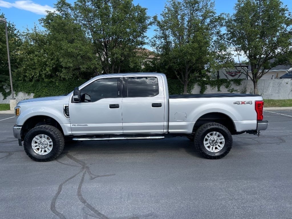 The 2019 Ford F-250 Super Duty Lariat photos