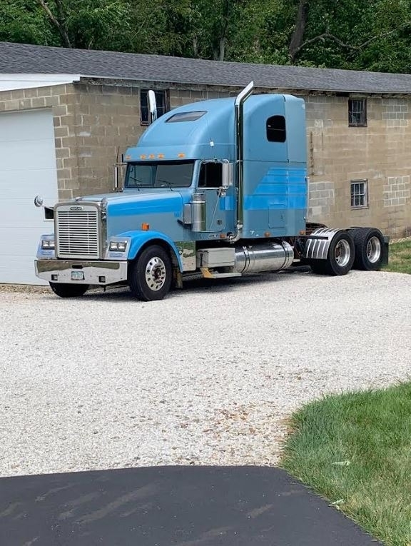 2001 Freightliner Classic XL Sleeper Semi Detroit 12.7 60 Series