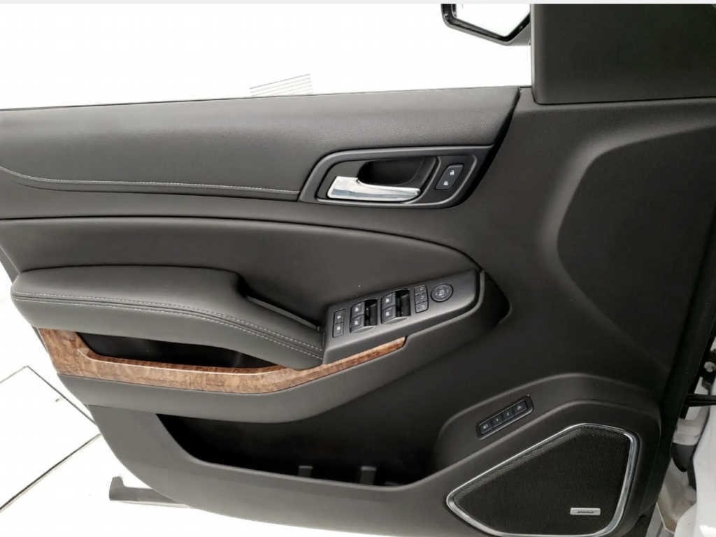 2019 Chevrolet Suburban LT 1500 photo