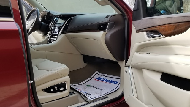 2017 Cadillac Escalade Luxury photo