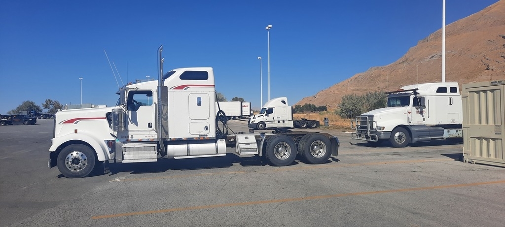 2007 Kenworth W900L Sleeper Semi