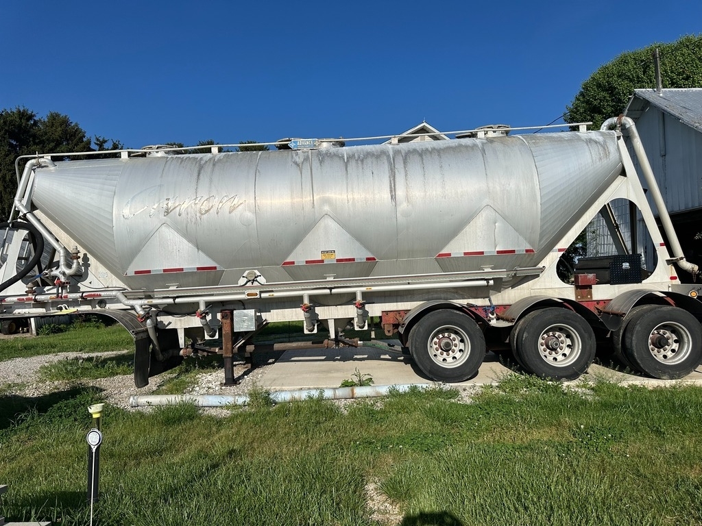 2005 Advance Pneumatic Trailer