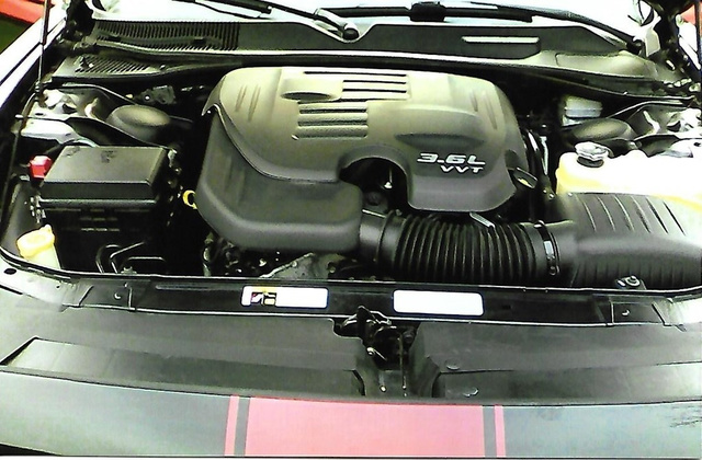 2013 Dodge Challenger SXT photo