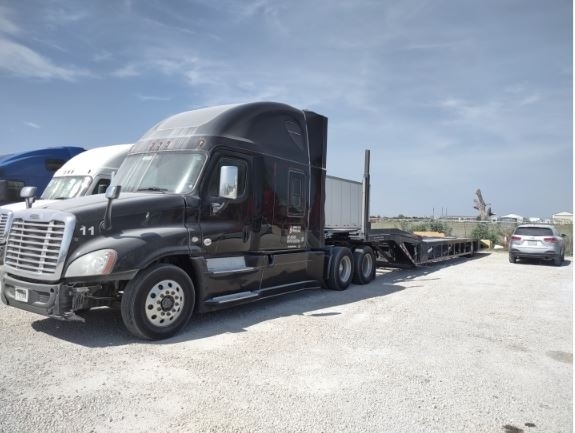 2016 Freightliner Cascadia Sleeper Semi Detroit 60 Series