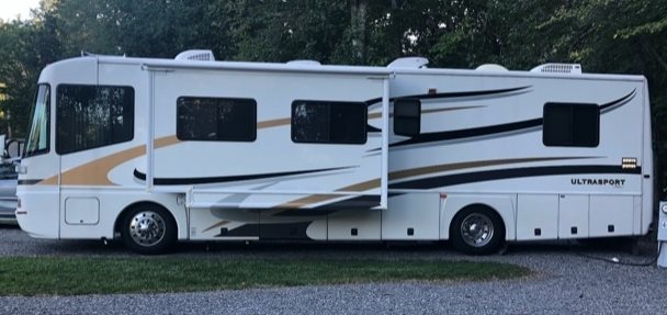 2004 Damon Motor Coach UltraSport 3679 Diesel