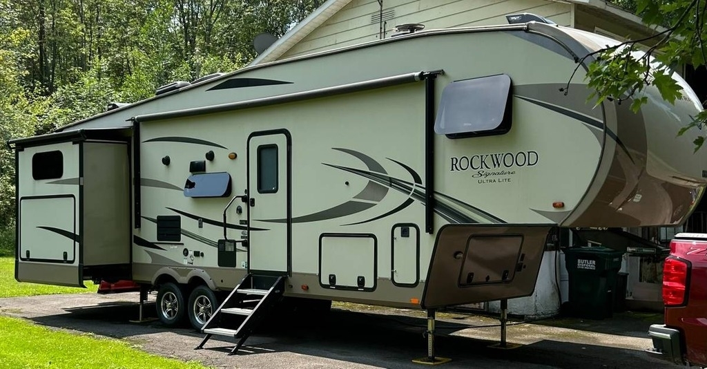 2018 Forest River Rockwood Signature Ultra Lite 8301WS