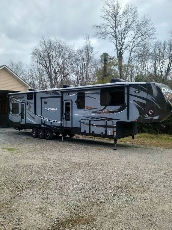 2015 Heartland Cyclone CY 4100 KING