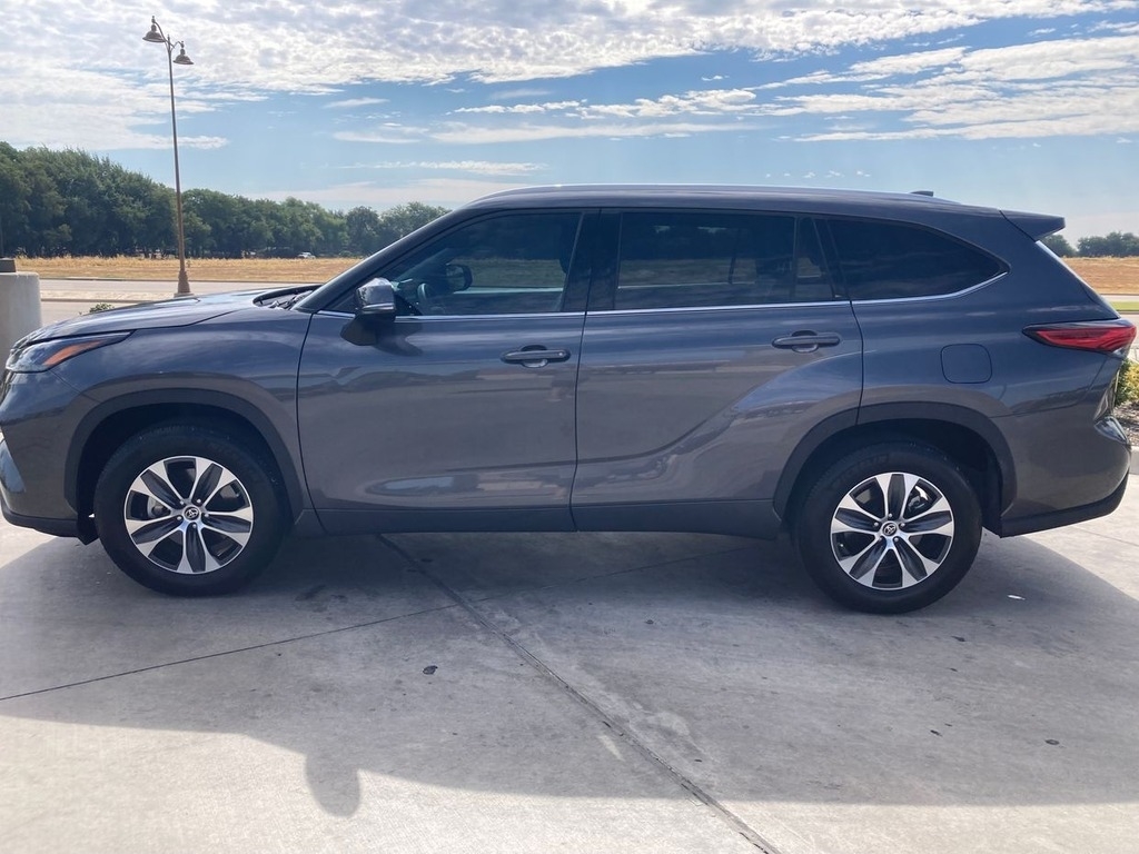 2022 Toyota Highlander XLE SUV