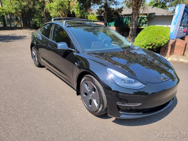 The 2022 Tesla Model 3  photos