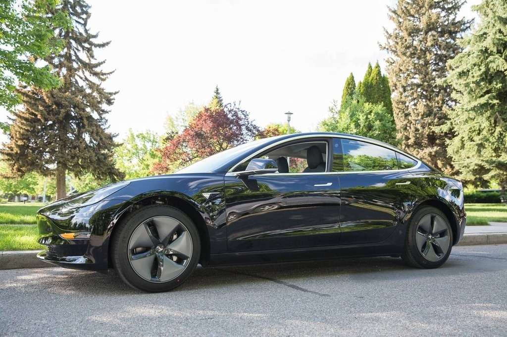 The 2018 Tesla Model 3 Long Range photos