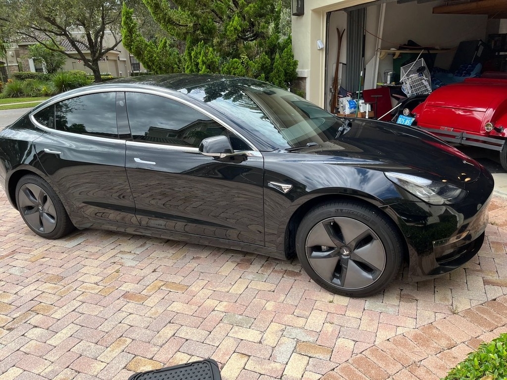 The 2019 Tesla Model 3 Standard Range Plus photos