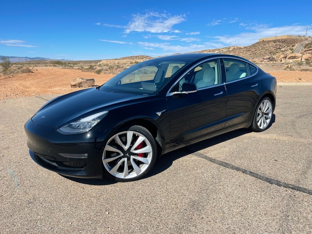 The 2019 Tesla Model 3 Performance photos