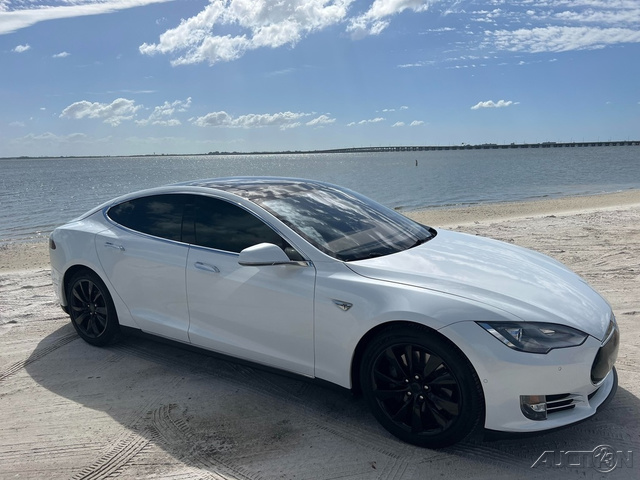 The 2015 Tesla Model S 85D photos
