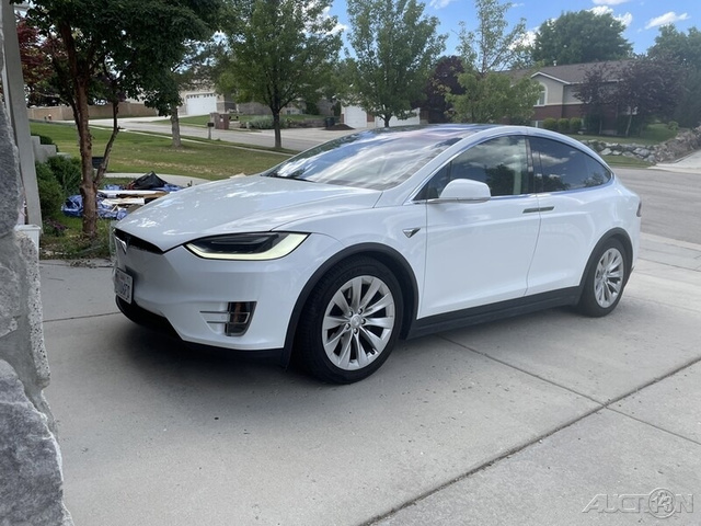 The 2016 Tesla Model X 75D photos