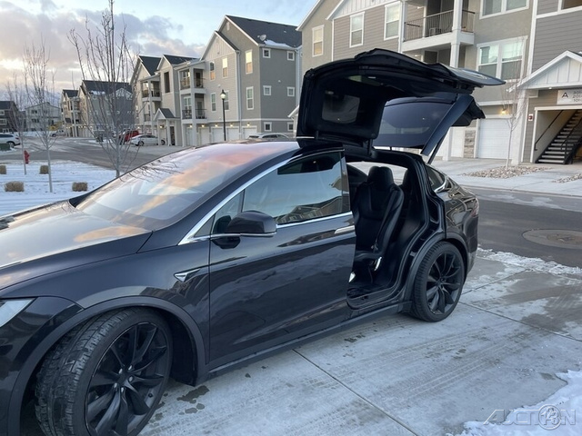 The 2016 Tesla Model X 75D photos