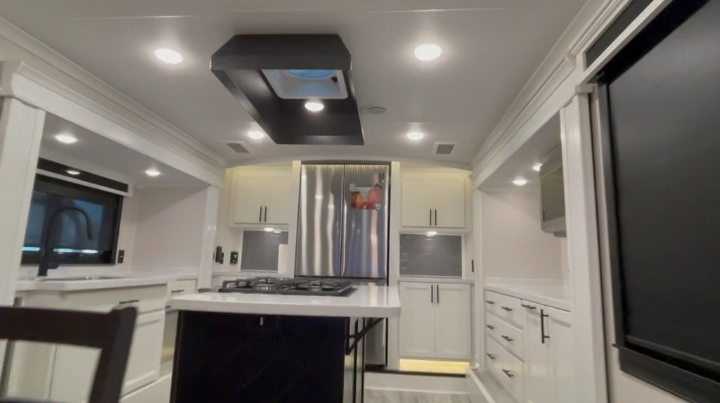 2022 Riverstone RV 5th Wheel/Toy Hauler 42FSKG Vehicle Selling