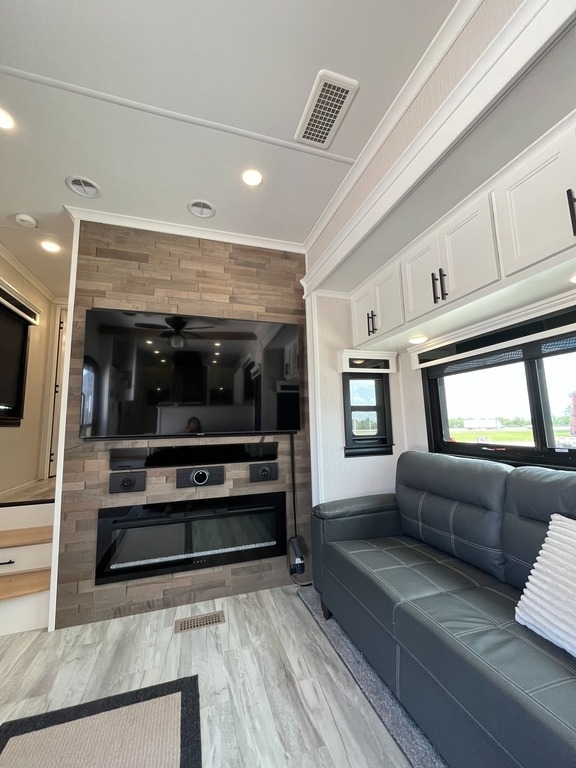 2022 Riverstone RV 5th Wheel/Toy Hauler 42FSKG Vehicle Selling