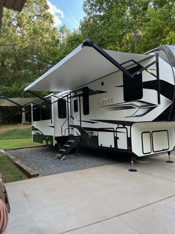 2022 Keystone Alpine 3220RL Fifth Wheel