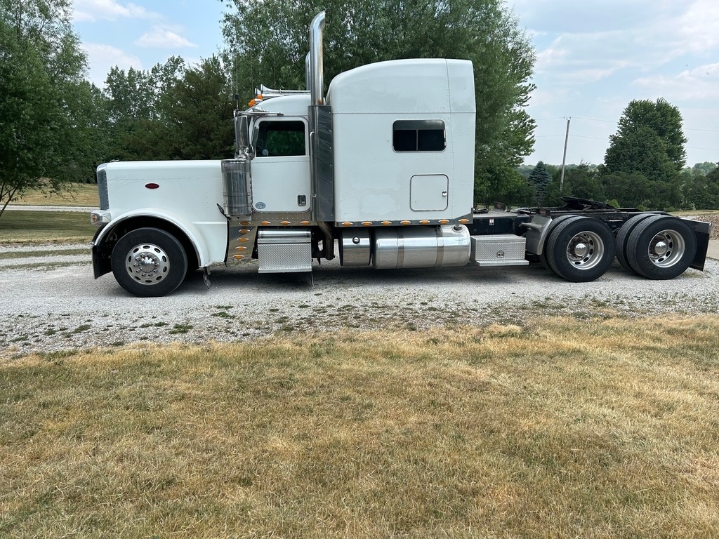 2015 Peterbilt 389 Sleeper