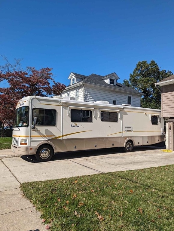 2001 Fleetwood Bounder® 36U V10