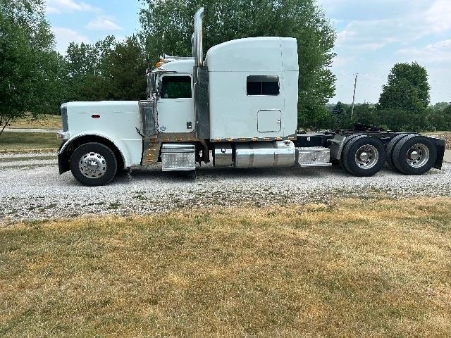 2015 Peterbilt 389 Sleeper Semi