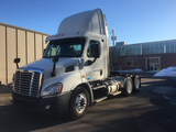 2013 Freightliner Cascadia Daycab Semi Conventional
