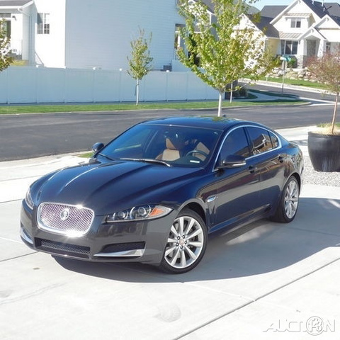 The 2013 Jaguar XF 3.0 photos