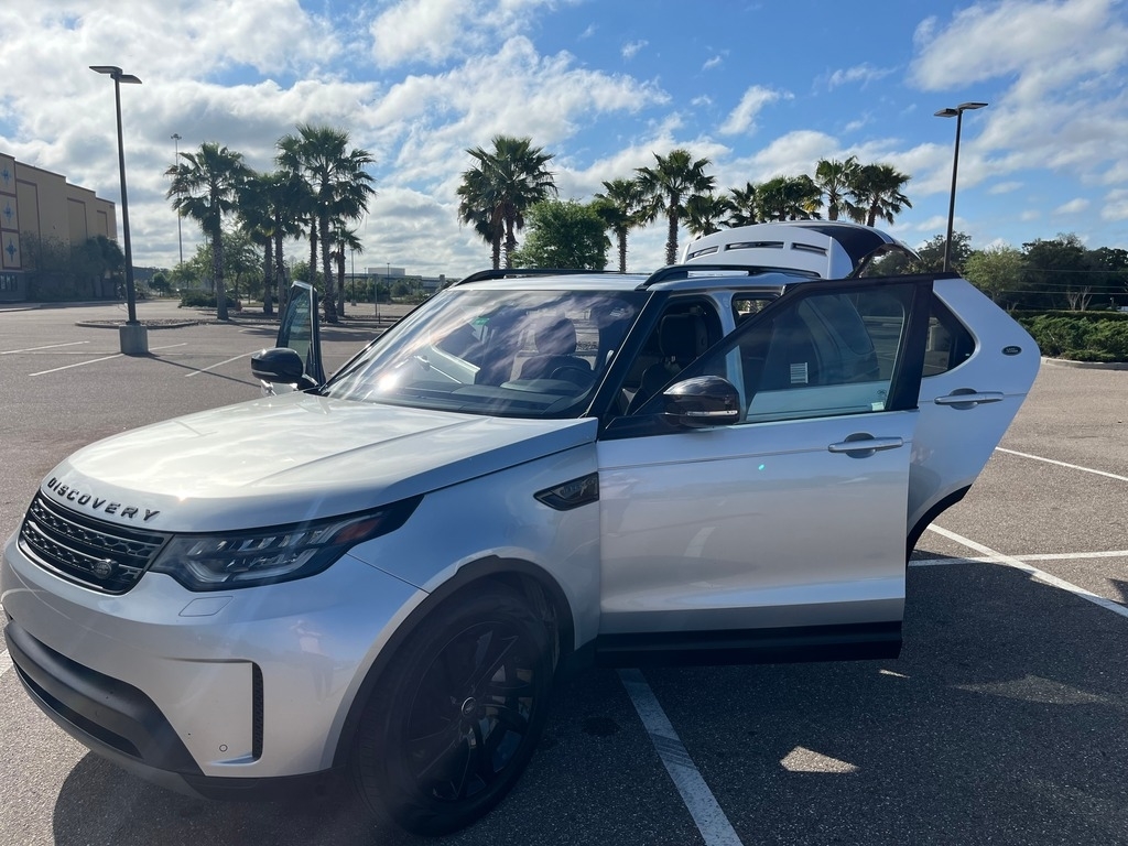 The 2019 Land Rover Discovery HSE photos