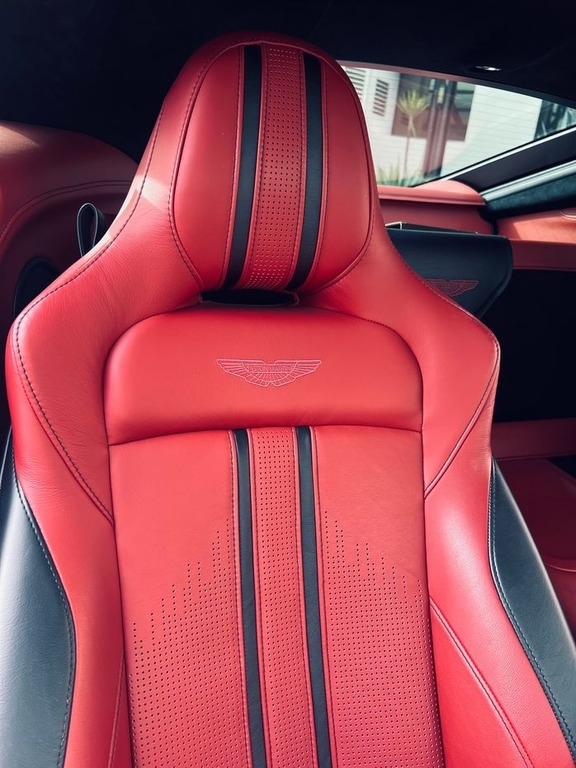 2019 Aston Martin Vantage  photo
