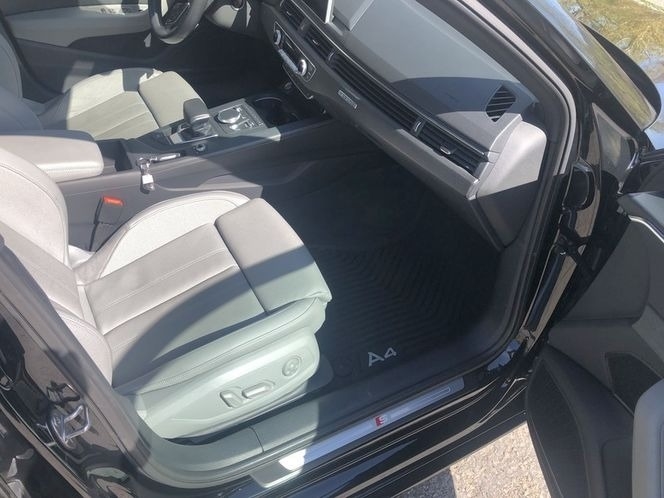 2017 Audi A4 2.0T quattro Prestige photo