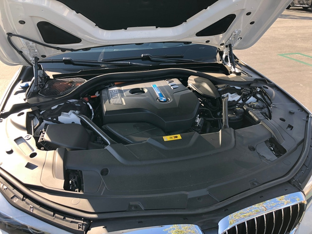2017 BMW 7-Series 740e xDrive iPerformance photo