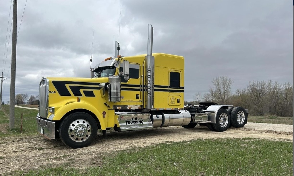 2021 Kenworth W900L