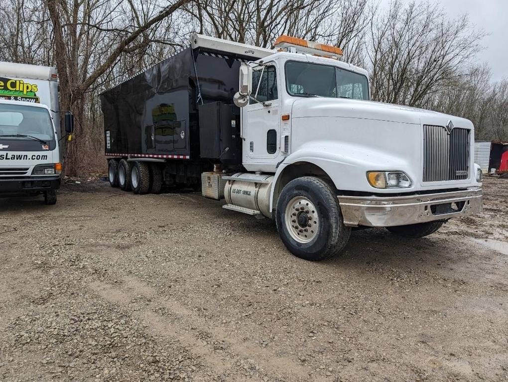 1998 International 9400 with Mulch Blower